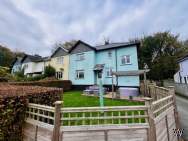 Main Photo of a 4 bedroom  Semi Detached House for sale