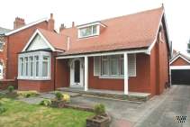 Main Photo of a 4 bedroom  Detached House for sale