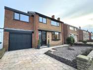 Main Photo of a 4 bedroom  Link Detached House for sale