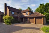 Main Photo of a 5 bedroom  Detached House for sale