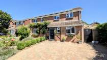 Main Photo of a 4 bedroom  Detached House for sale