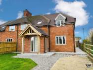 Main Photo of a 4 bedroom  Semi Detached House to rent