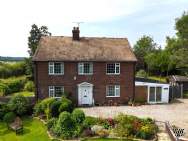 Main Photo of a 5 bedroom  Detached House for sale