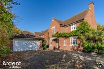 Main Photo of a 4 bedroom  Detached House for sale