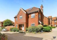 Main Photo of a 5 bedroom  Detached House for sale