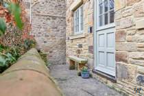 Main Photo of a 3 bedroom  Cottage for sale