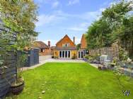 Main Photo of a 4 bedroom  Detached House for sale