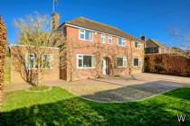 Main Photo of a 5 bedroom  Detached House for sale