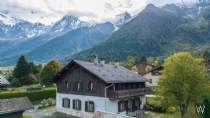 Main Photo of a 5 bedroom  Chalet for sale