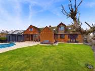 Main Photo of a 6 bedroom  Detached House for sale